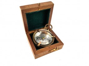 Mosiężny kompas w pudełku drewnianym
